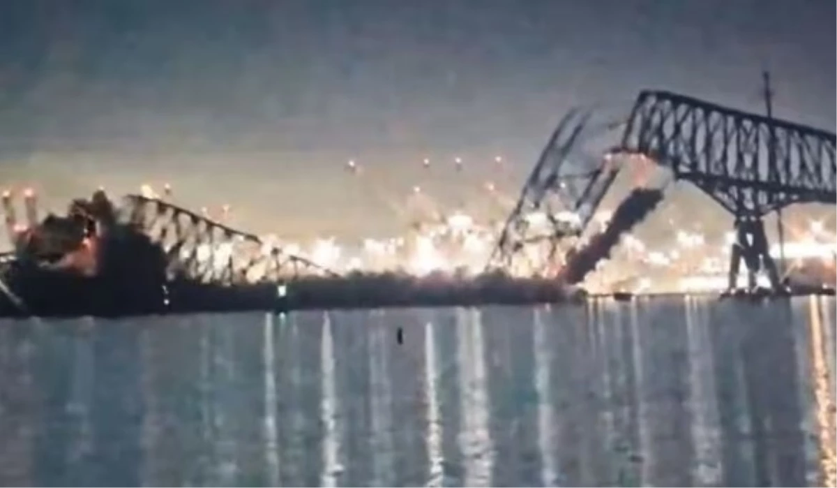 ABD'de büyük felaket! Dev gemi köprüye çarptı, onlarca araç suya gömüldü