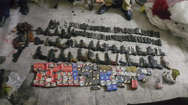 Adana'da evde 33 ruhsatsız tabanca ele geçirildi