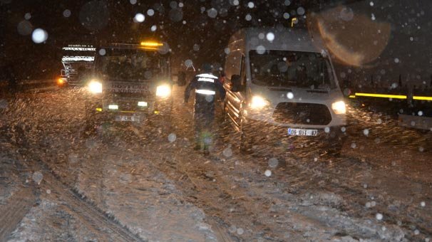 Antalya - Konya karayolu kar nedeniyle trafiğe kapandı