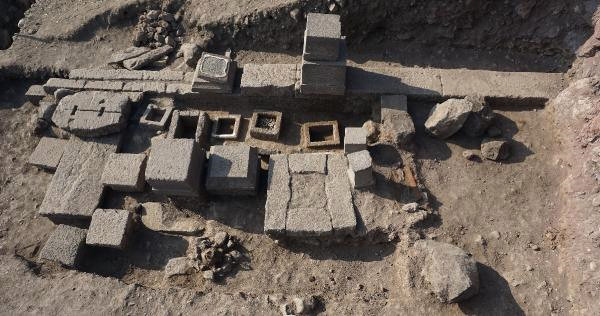 Assos'ta 2 Bin 300 Yıllık Aile Mezarlığı Bulundu