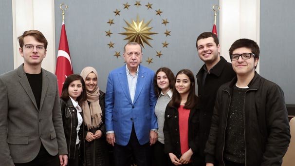 Cumhurbaşkanı Erdoğan, gençleri Külliye'de ağırladı