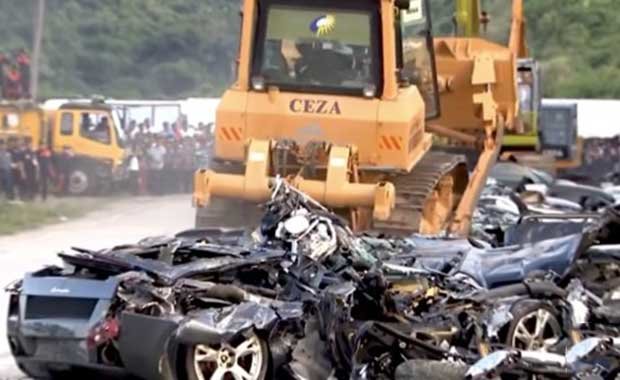 Duterte milyon TL'lik araçları buldozerle ezdirdi