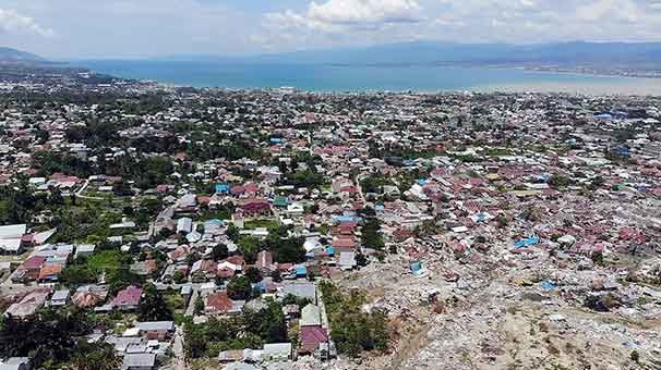 Endonezya'daki depremde ölü sayısı en az 2 bin 91!