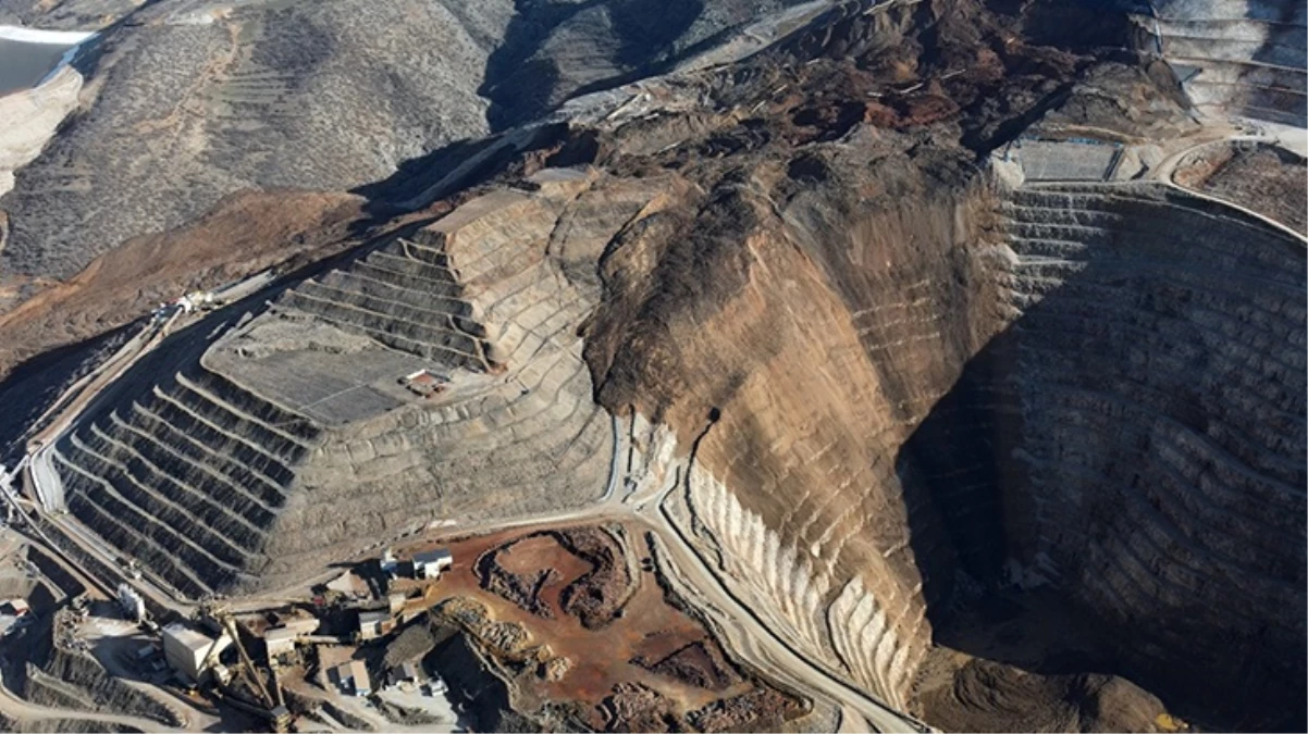 Erzincan'da 9 işçinin toprak altında kaldığı maden sahasında heyelan riski nedeniyle arama faaliyetleri durduruldu