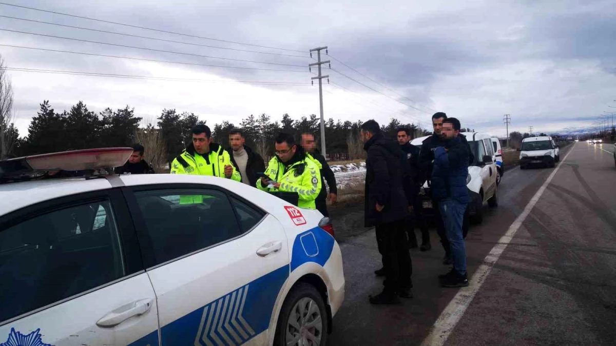 Erzurum'da trafikte yol verme tartışmasında polise bıçakla saldırdı