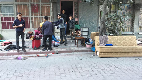 Ev sahibi Pakistanlı mültecileri eşyalarıyla birlikte sokağa attı