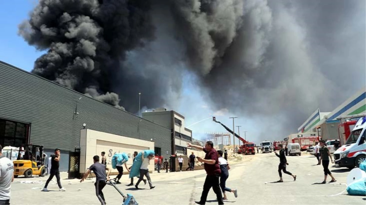 Gaziantep'te fabrikada yangını! Göz gözü görmüyor, ekipler müdahale ediyor
