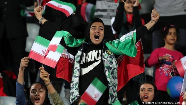 İran'da kadınlar Dünya Kupası elemelerinde tribünde