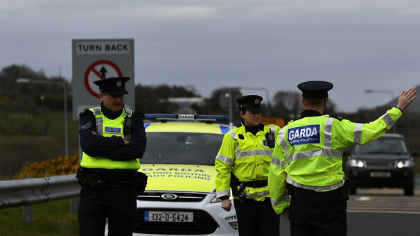 İrlanda polisine başörtüsü izni