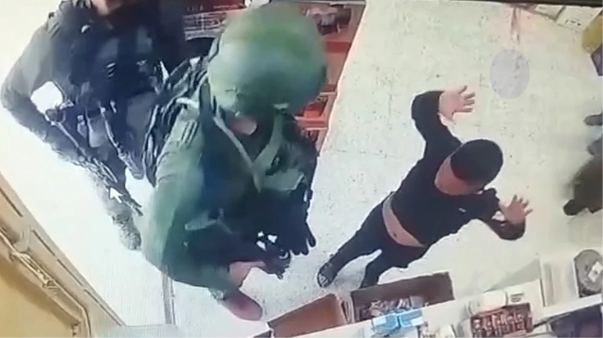 İsrail askeri, markette alışveriş yapan küçük çocuğu önce soydu sonra darbetti