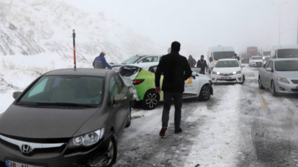 Kar esareti başladı! 15 araç birbirine girdi…