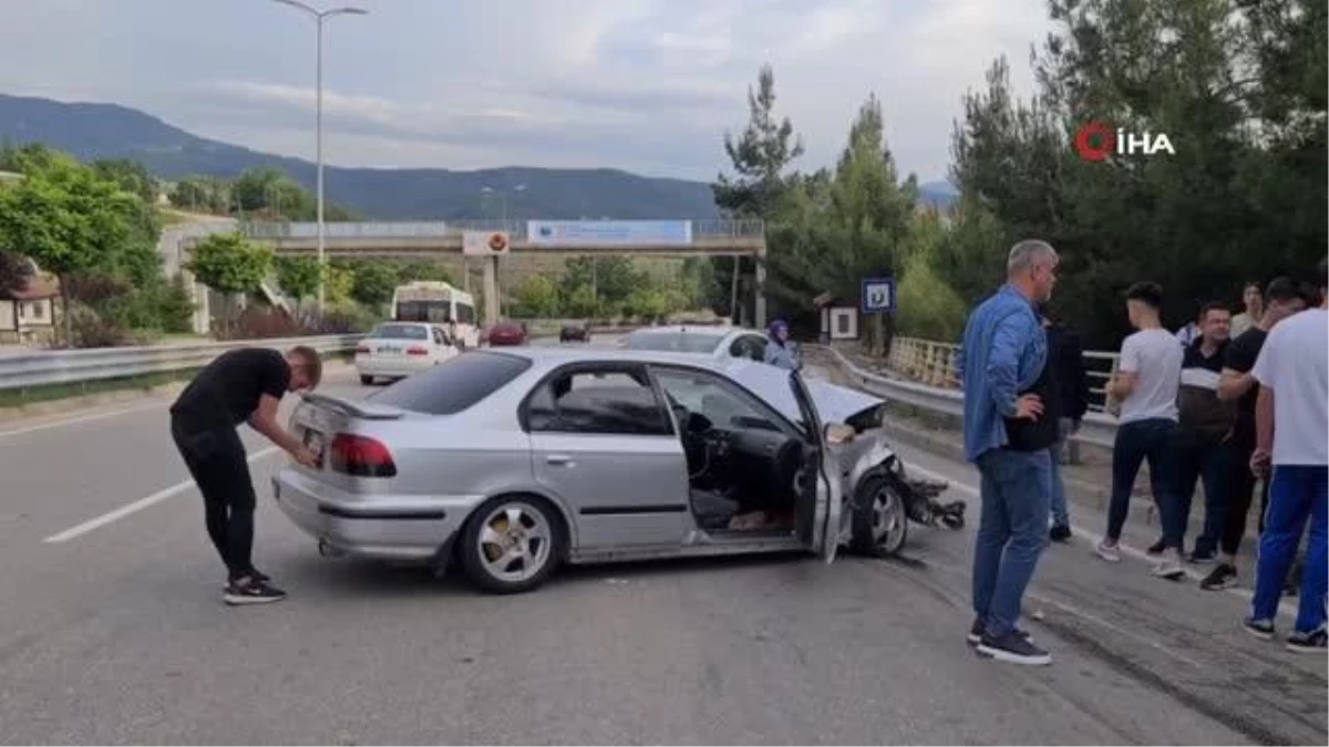 Karabük'te Virajı Alamayan Otomobil Bariyerlere Çarptı: 3 Yaralı
