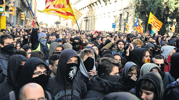 Katalanlar hükümet üyelerini ‘karşıladı’!