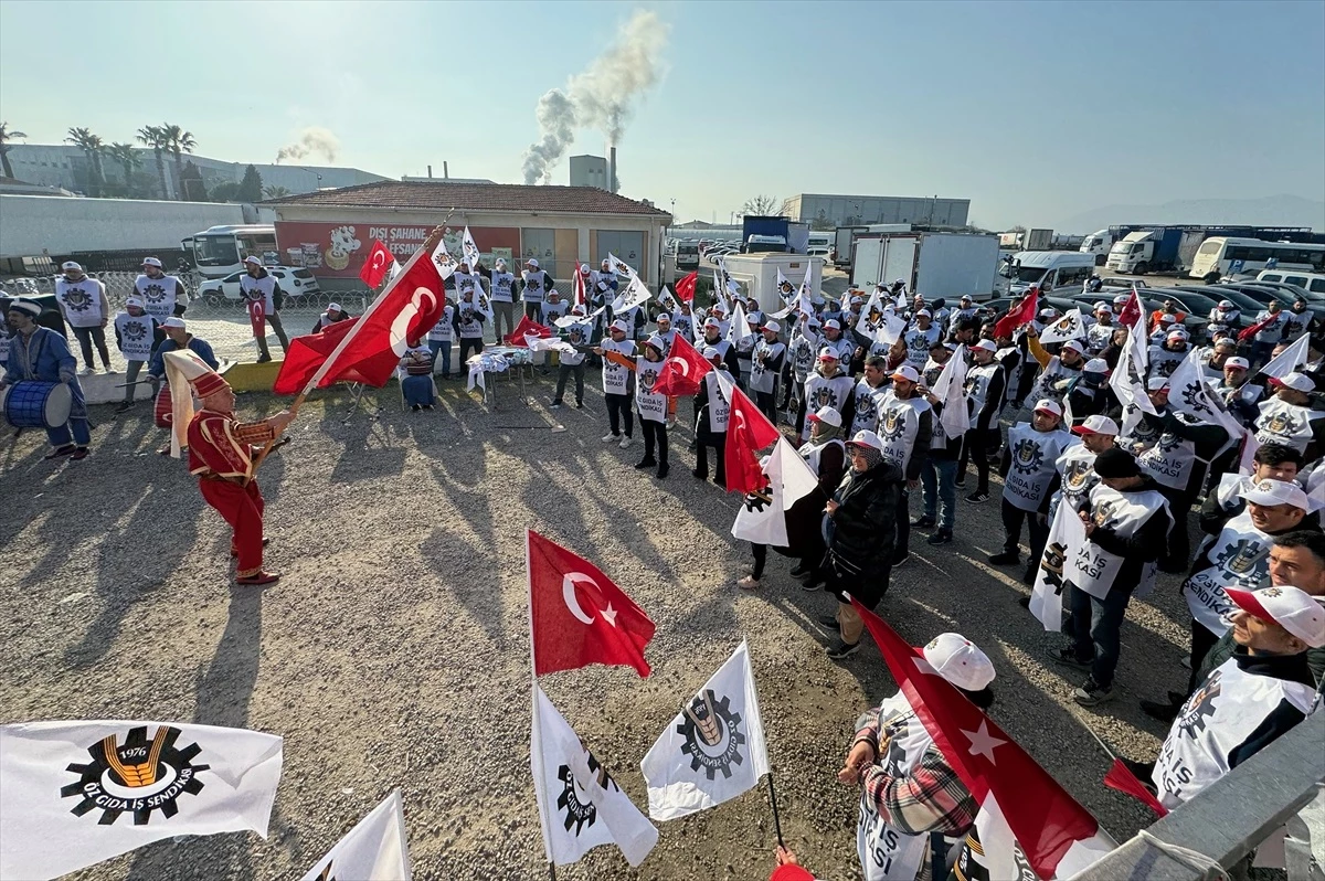Lezita fabrikası'nda çalışan işçiler, toplu iş sözleşmesi nedeniyle grev başlattı