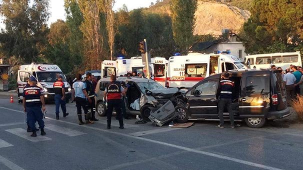 Mersin'de feci kaza: 2 kardeş öldü, 7 yaralı