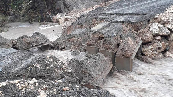 Mersin'de şiddetli yağış nedeniyle menfez köprü çöktü
