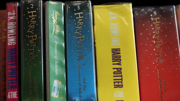 Polonyalı rahipler, 'dine aykırı' dedikleri Harry Potter kitaplarını yaktı