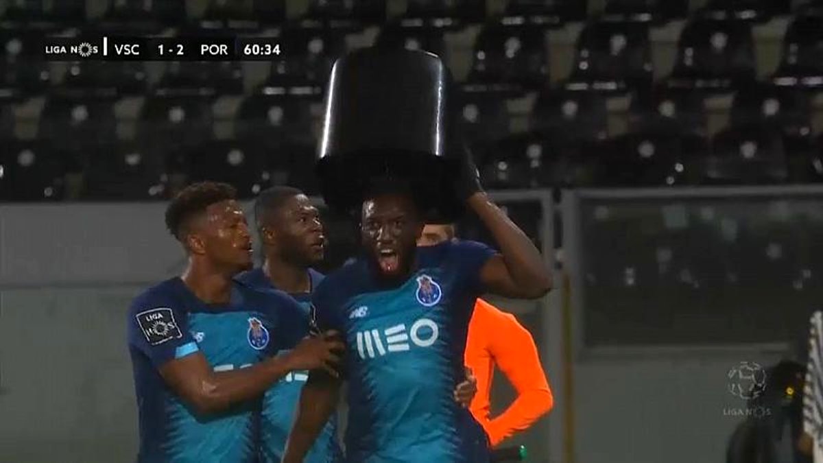 Porto futbol takımının oyuncusu Marega ırkçı tezahüratlara dayanamayarak maçı terk etti