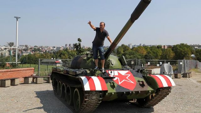 Sırplar Kızıl Yıldız'ın Şampiyonlar Ligi'nde gruplara kalmasını savaş tankıyla kutladı