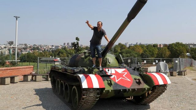 Sırplar Kızıl Yıldız'ın Şampiyonlar Ligi'nde üst tura çıkmasını savaş tankıyla kutladı