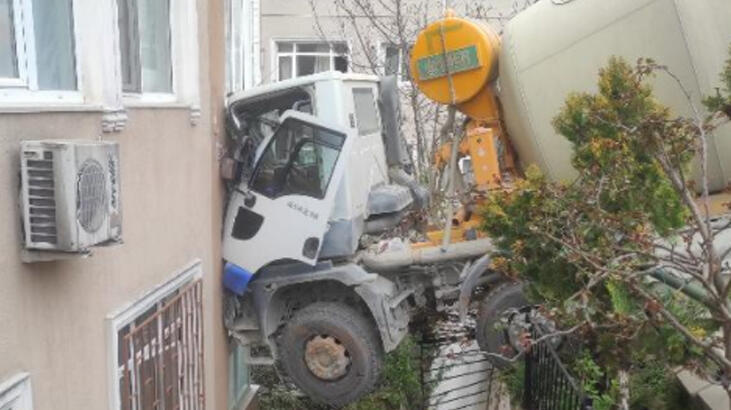 Son dakika... Beşiktaş'ta beton mikseri 7 katlı binaya çarptı
