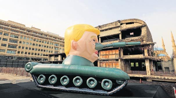Tank şekilli Trump balonu