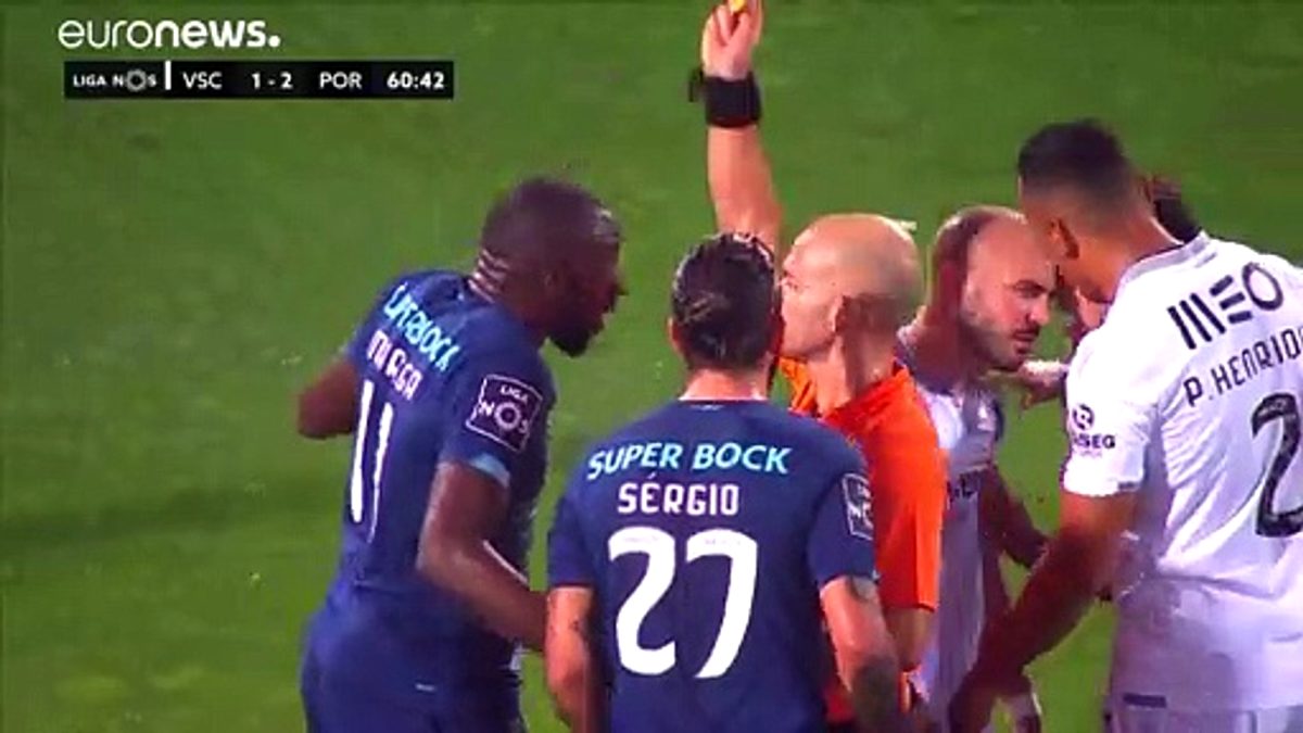 Video: Porto futbol takımının oyuncusu Marega ırkçı tezahüratlara dayanamayarak maçı terk etti