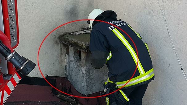 10 gündür girdiği bacadan çıkaramıyorlar