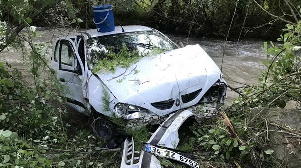 10 metreden çaya uçtular! Yaralılar var