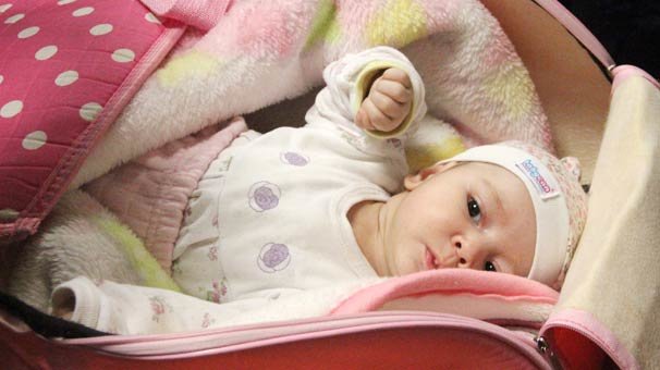 2 aylık bebeği sokağa attılar