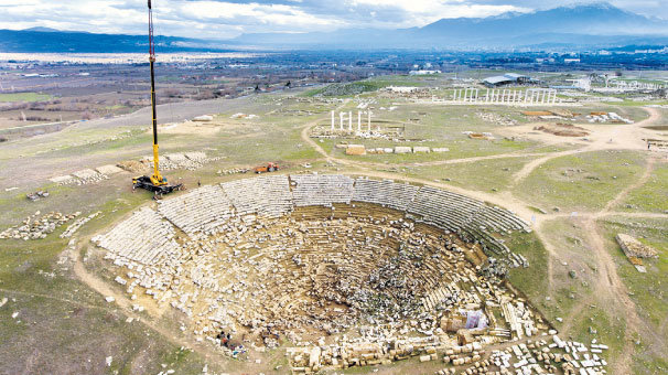 2200 yıllık tiyatroda biletli oturma düzeni