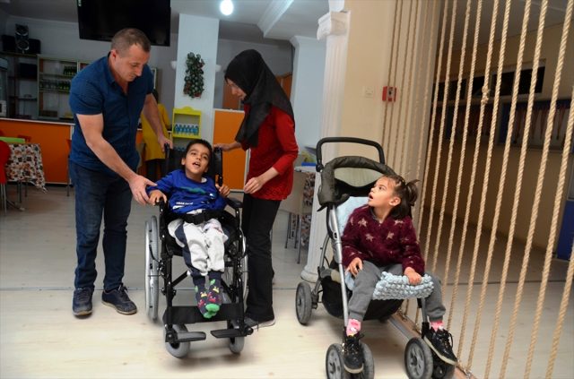 4 özel öğrenciye tekerlekli sandalye