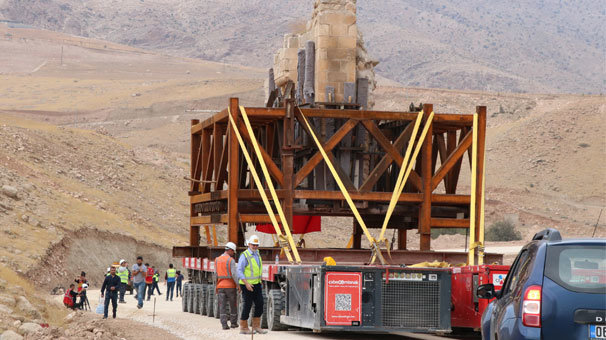400 ton ağırlığındaydı! Yeni yerine taşındı