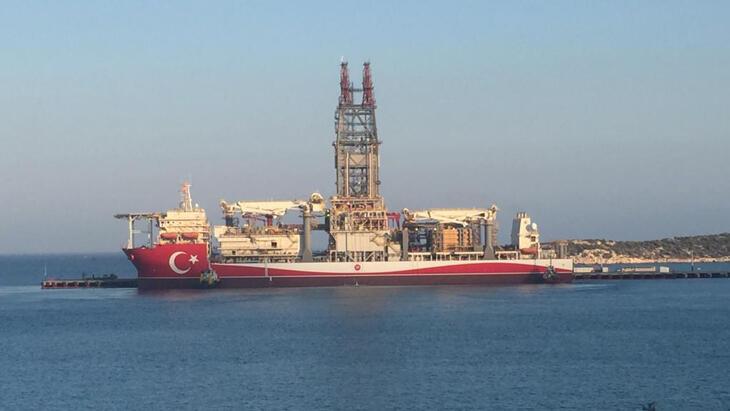 4'üncü sondaj gemisi 'Abdülhamid Han'a Türk bayrağı işlendi