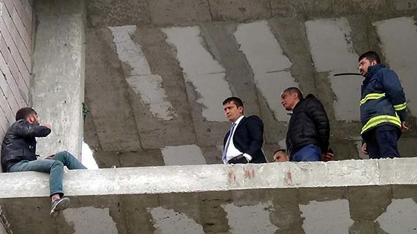 5'inci katta intihara kalkıştı, kaymakam ikna etti