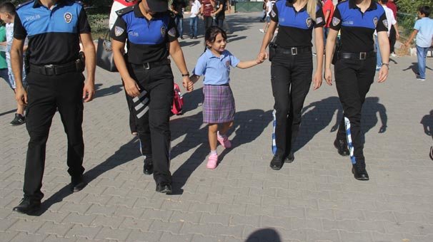 6 yaşında ama polis eskortuyla okula götürdüler!