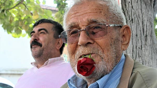 60 yıldır ağzında gül ile dolaşıyor