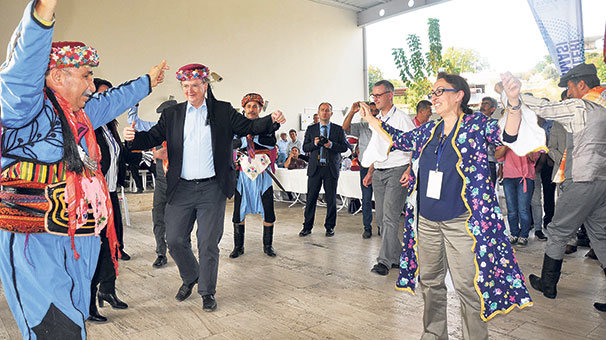 AB büyükelçileri zeybek oynadı