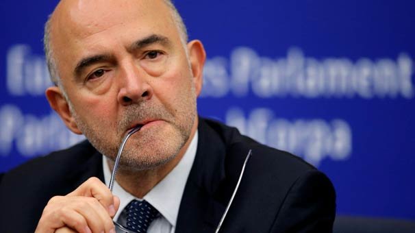 AB komiserinin notlarını ayakkabısıyla ezdi