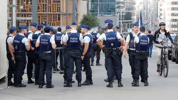 AB zirvesinde yüzlerce polis rapor alarak işe gitmedi