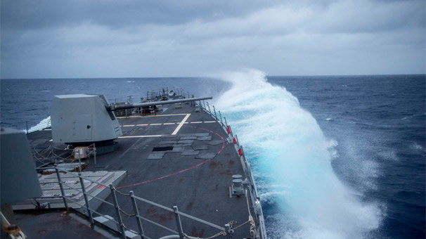 ABD savaş gemisi tehlikeli sulara açıldı