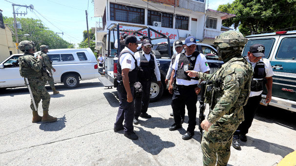 Acapulco'da tüm polis memurlarının silahlarına el kondu