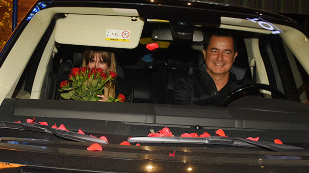 Acun Ilıcalı'dan eşine gül jesti