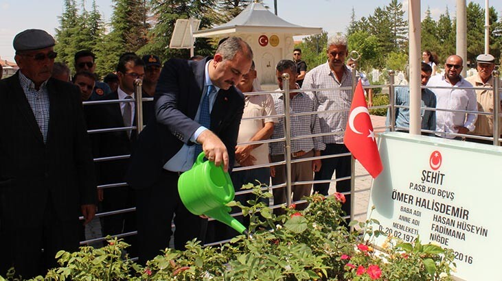 Adalet Bakanı Gül, şehit Ömer Halisdemir'in kabrini ziyaret etti