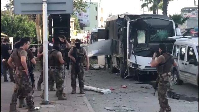 Adana'da çevik kuvvet polislerini taşıyan araca bombalı saldırı