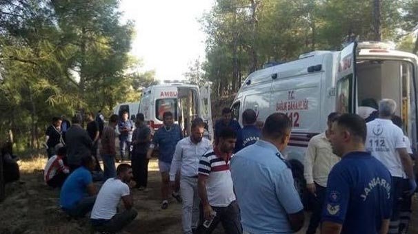 Adana'da midibüs devrildi: 3'ü ağır 20 yaralı