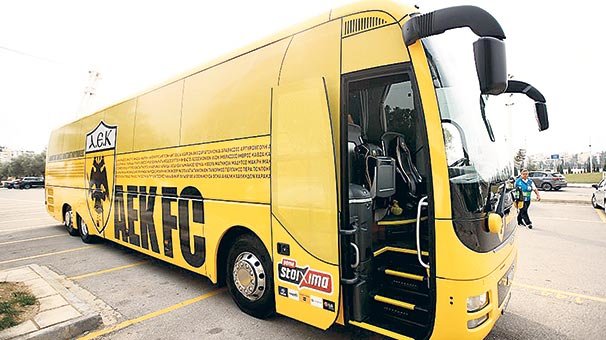 AEK takımı otobüsünde Türkiye’den isimler