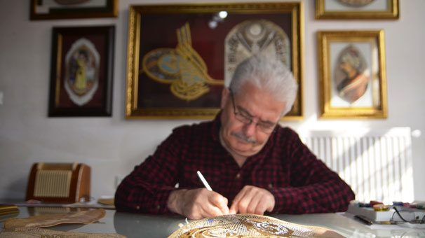 Ağaç yapraklarına 'ayar' çekiyor, görenler şaşıp kalıyor...