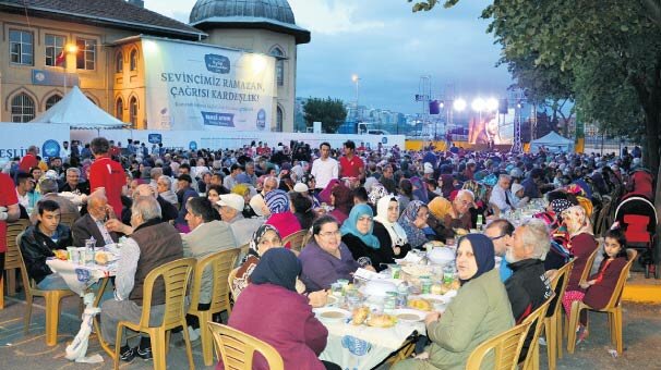 AK Parti’den belediyelere: Protokol sofrası yerine gönül sofrası