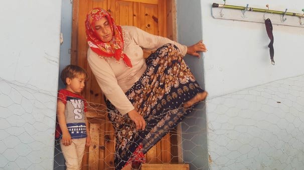 Akılalmaz olay! Anlaşmazlık yaşayan baba-oğulun arasına tel örgüler girdi